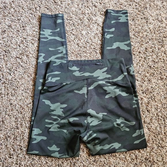 Good American Small High Rise Performance Leggings in Camo - Picture 6 of 6